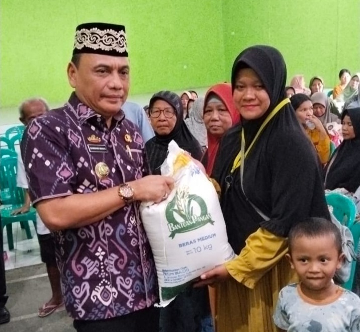 Wali Kota Metro Salurkan Bantuan Pangan Kepada 939 KPM di Hadimulyo Barat