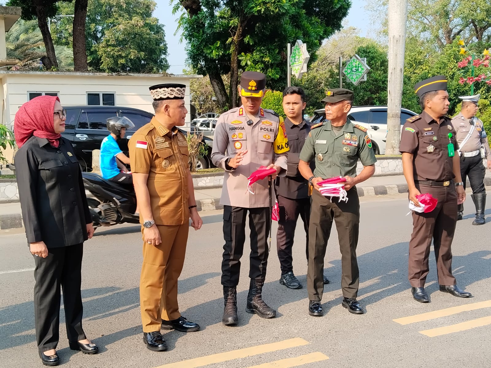 Ketua DPRD Kota Metro bersama Walikota dan Forkopimda Bagikan Ratusan Bendera Merah Putih