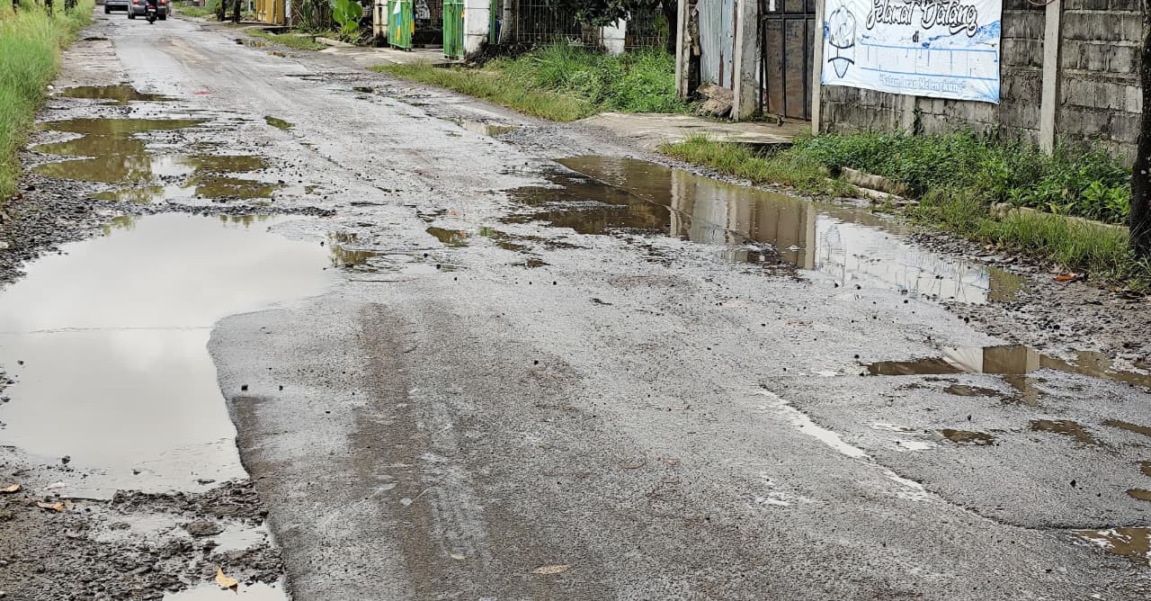 Warga Kelurahan Iringmulyo Keluhkan Kondisi Jalan Pala, Sudah Berulang kali Diperbaiki Kembali Rusak