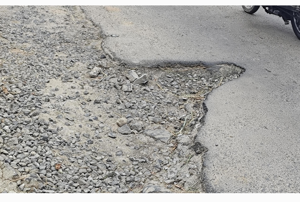 Jalan Pala Metro Timur Rusak, Warga Kecewa Perbaikan Tak Bertahan Lama!!