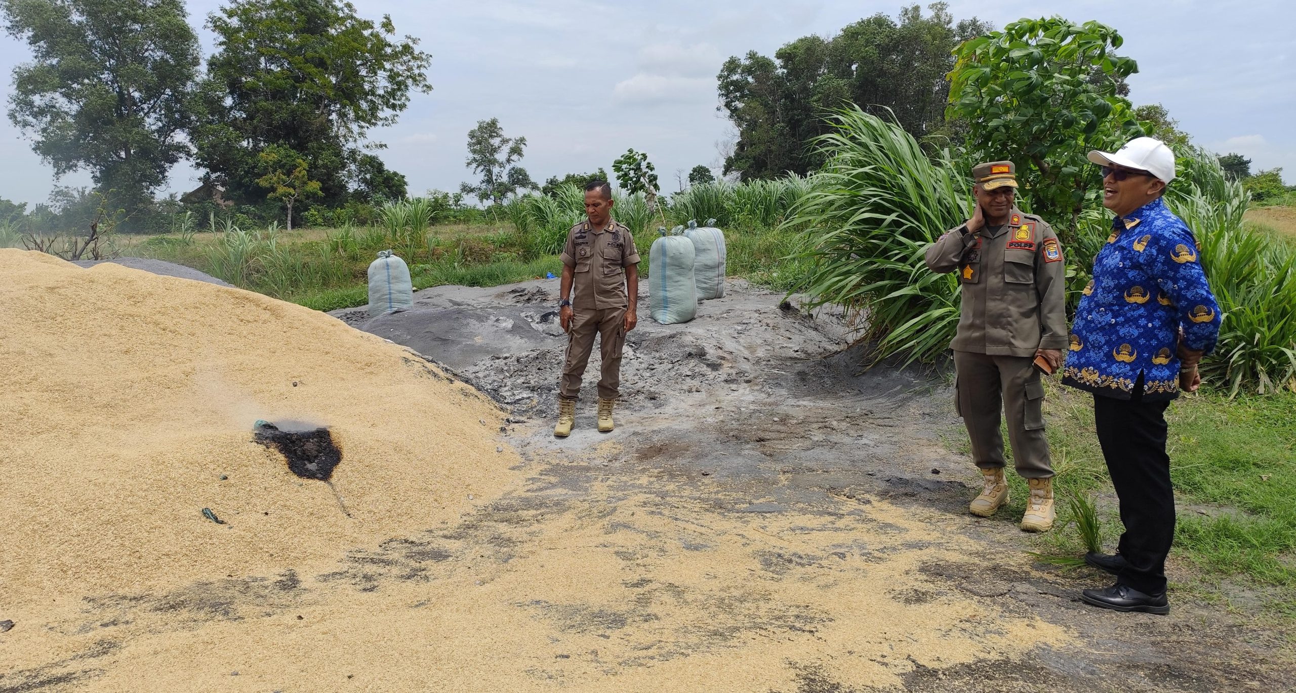 Debu dan Asap Pembakaran Sekam Mengganggu, Camat Metro Utara dan Satpol PP Turun Tangan