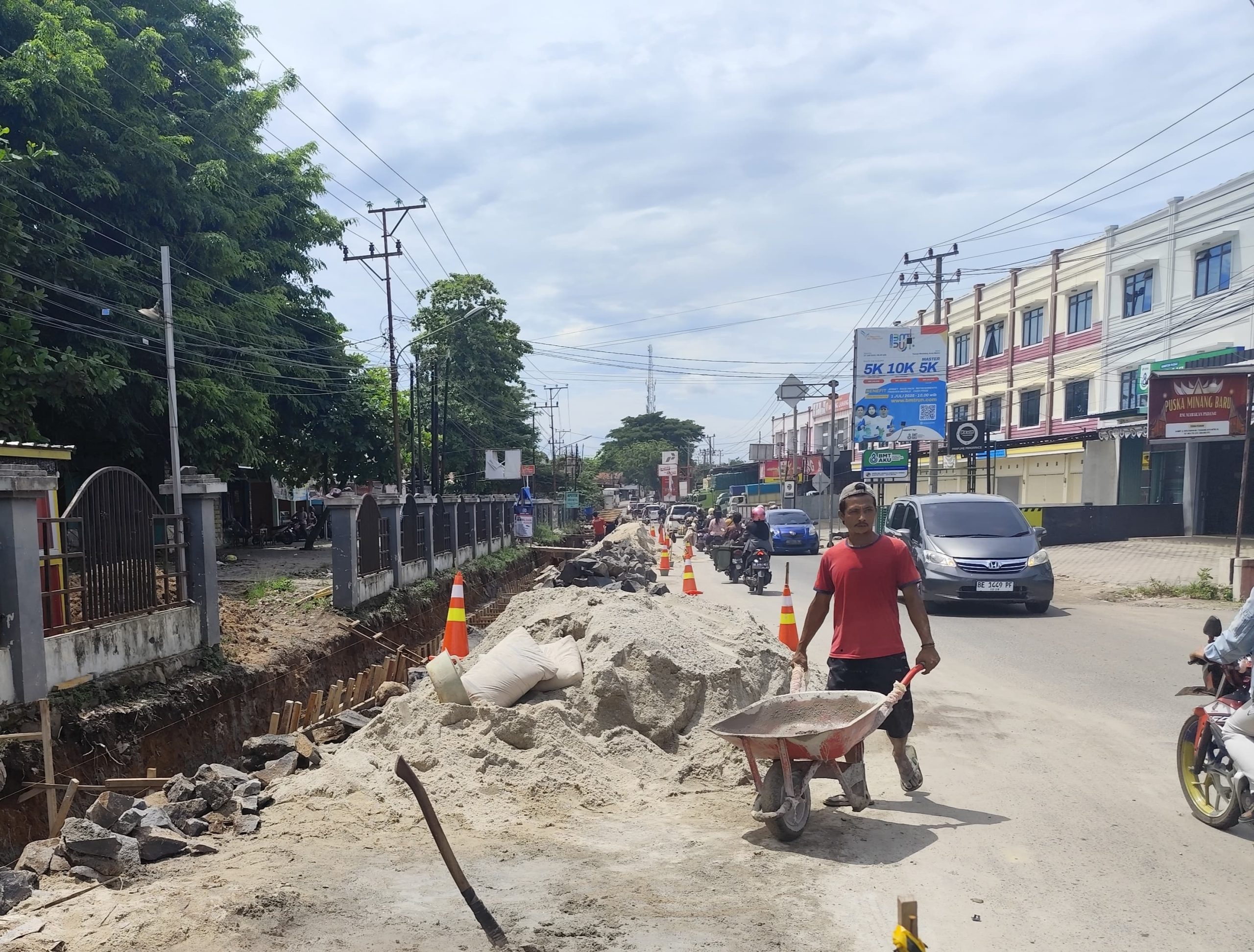Keselamatan Masyarakat Terancam, Proyek di Jalan Raya Stadion Metro Timur Menuai Sorotan
