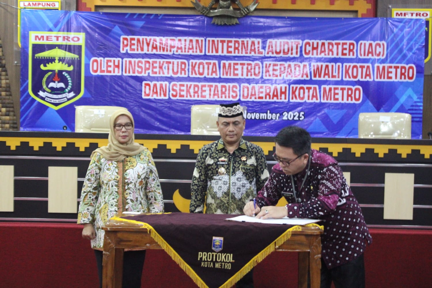 Walikota Metro Serahkan Piagam Pengawasan Intern, Inspektorat Siap Awasi